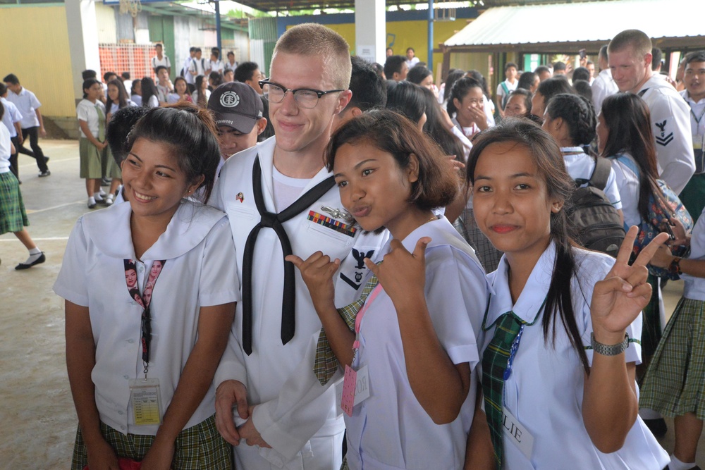 7th Fleet Band plays for students in Puerto Princesa