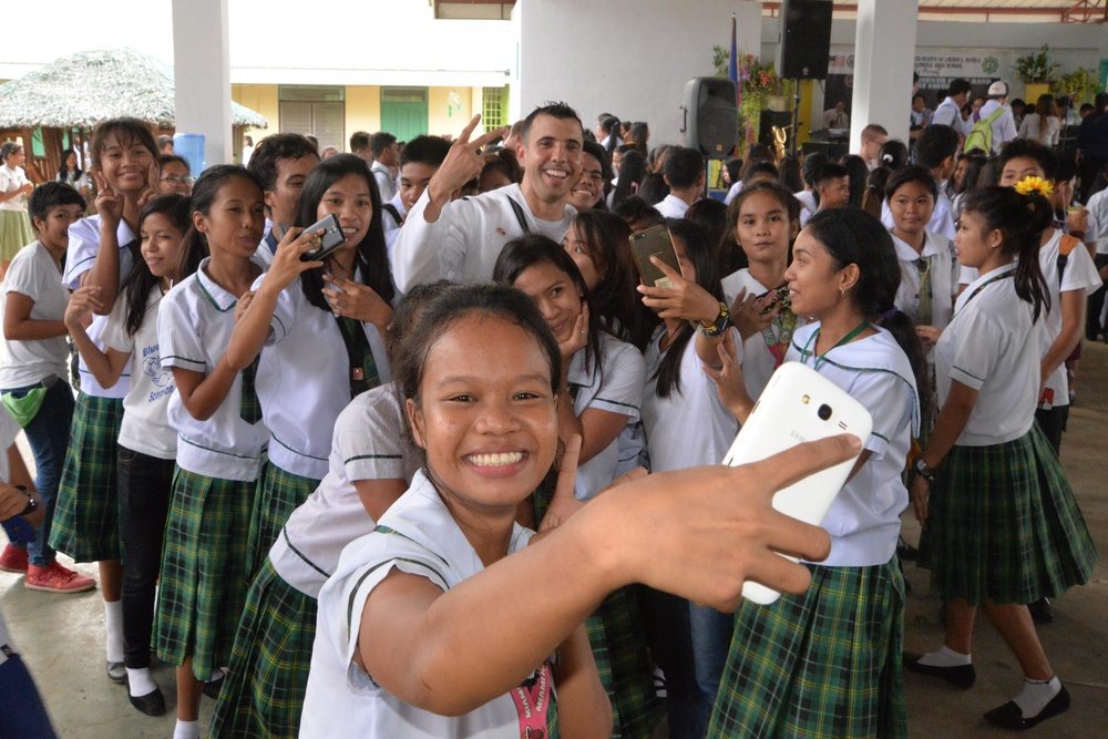 7th Fleet Band plays for students in Puerto Princesa