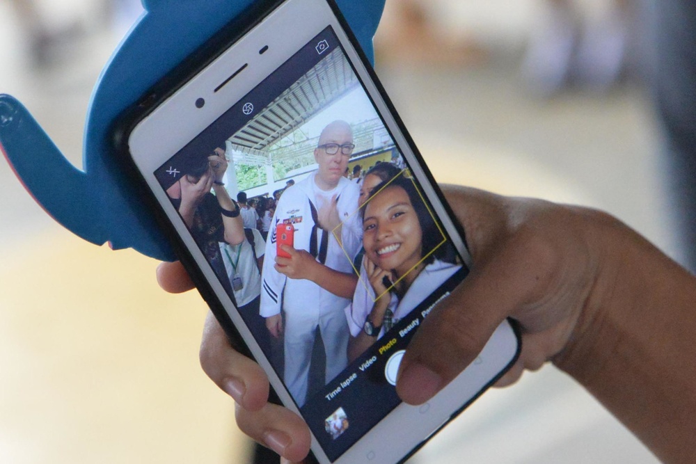 7th Fleet Band plays for students in Puerto Princesa