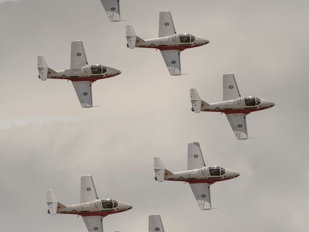 CF Snowbirds Perform for First Time at Niagara