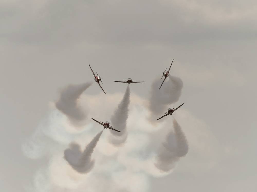 CF Snowbirds Perform for First Time at Niagara