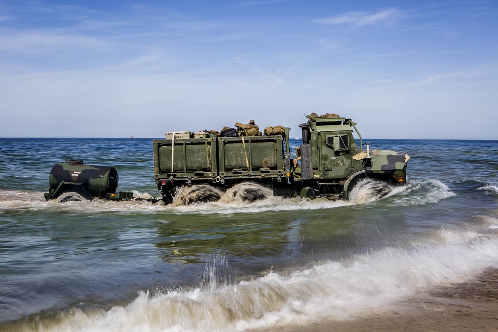 26th MEU, Oak Hill conduct tactical vehicle offload in Ustka, Poland