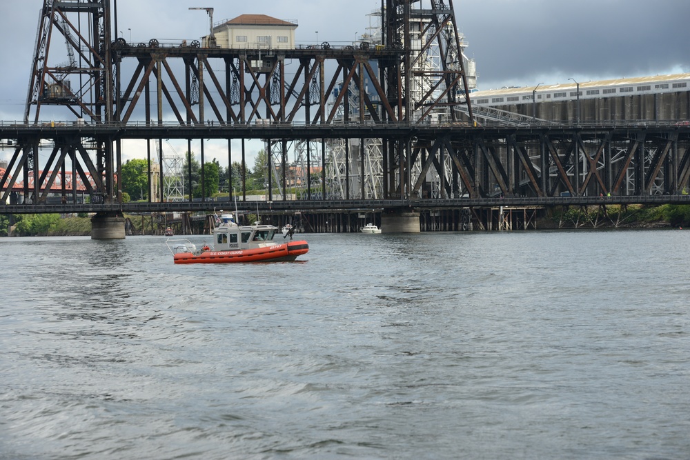 MSST 91101 Seattle patrols Willamette River during Rose Festival 2018