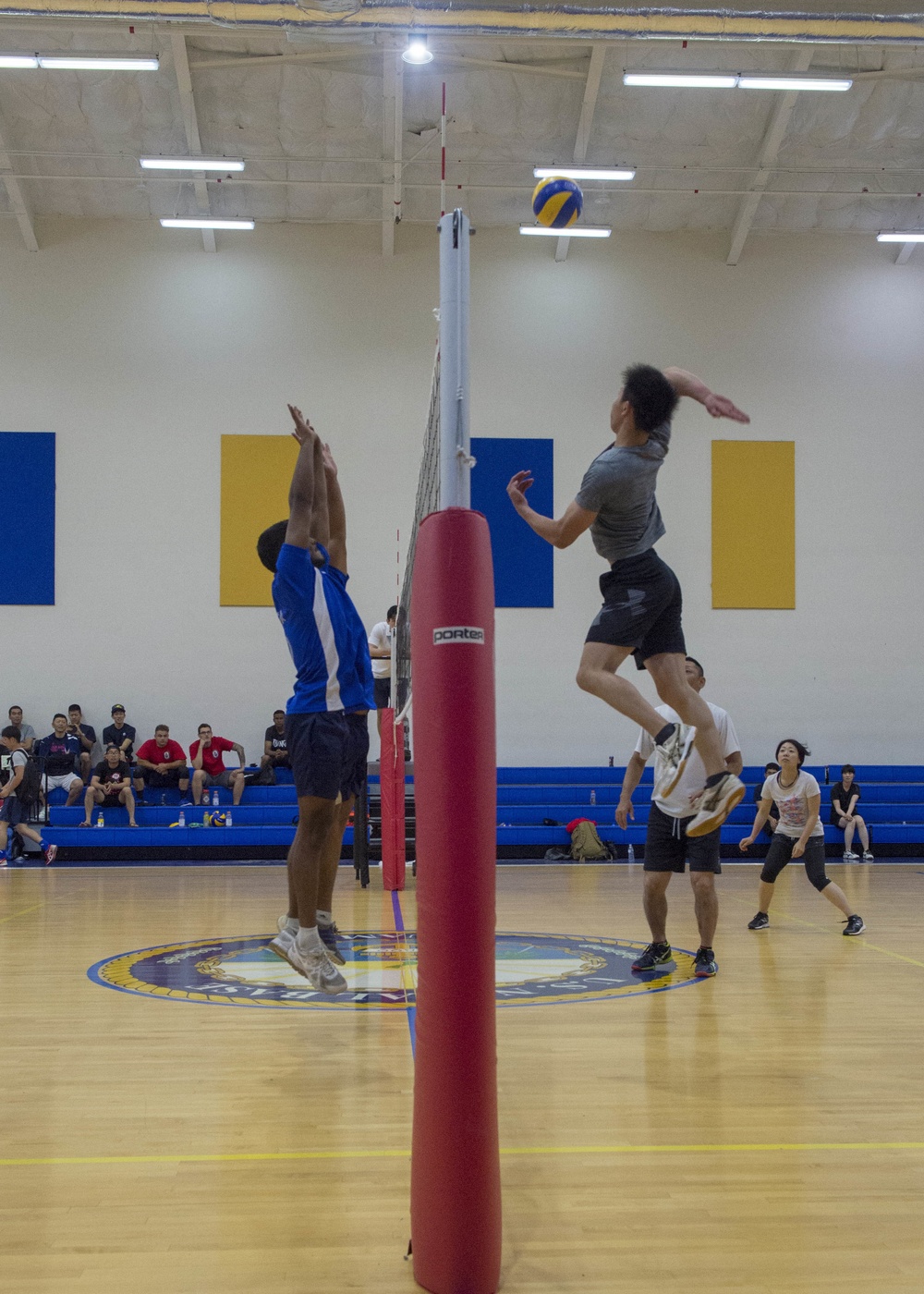 JS Fuyuzuki (DD 118) JMSDF Sailors engage in a volleyball match with INS Sahyadri Sailors during exercise Malabar 2018