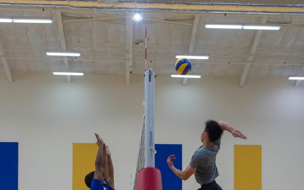 JS Fuyuzuki (DD 118) JMSDF Sailors engage in a volleyball match with INS Sahyadri Sailors during exercise Malabar 2018