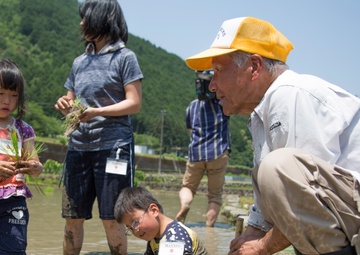 Station residents take to the fields, plant rice