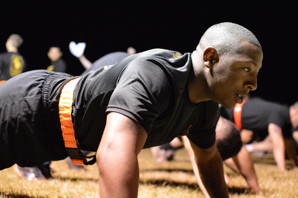 ‘Tropic Lightning’ Soldiers conduct APFT for EIB