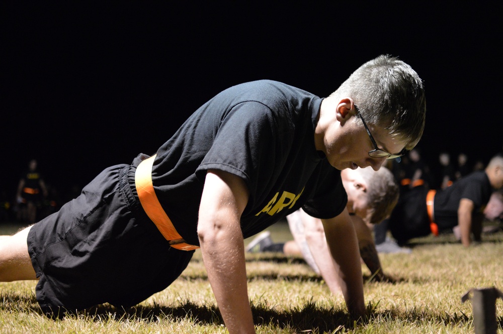 ‘Tropic Lightning’ Soldiers conduct APFT for EIB