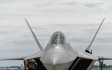 F-22 Raptor Brings Thrills to Niagara for First Time