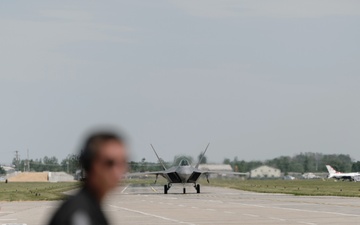 F-22 Raptor Brings Thrills to Niagara for First Time