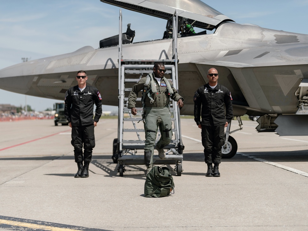 F-22 Raptor Brings Thrills to Niagara for First Time