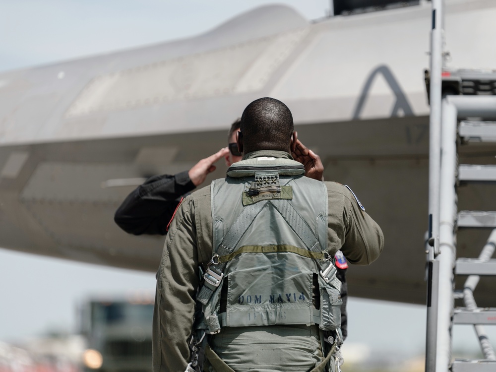 F-22 Raptor Brings Thrills to Niagara for First Time