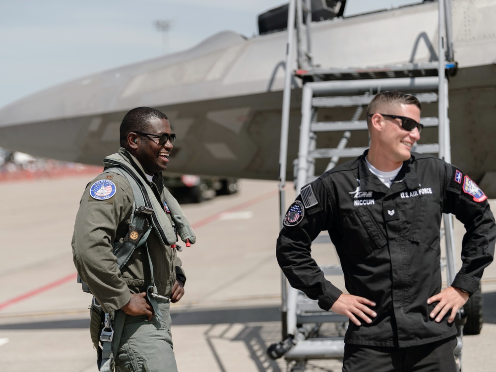 F-22 Raptor Brings Thrills to Niagara for First Time