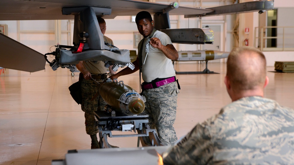 Command chief visits weapons Airmen during training