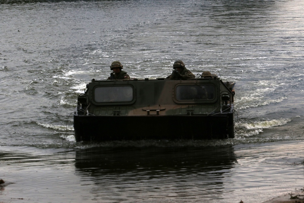 Polish forces secure area for river crossing