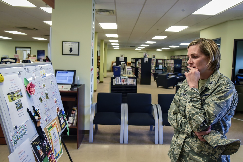 23d WG commander tours DFAC, ILC
