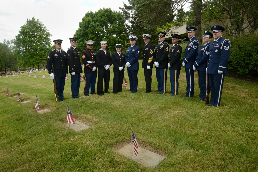 DVIDS Images Memorial Day at Willamette National Cemetery [Image 32