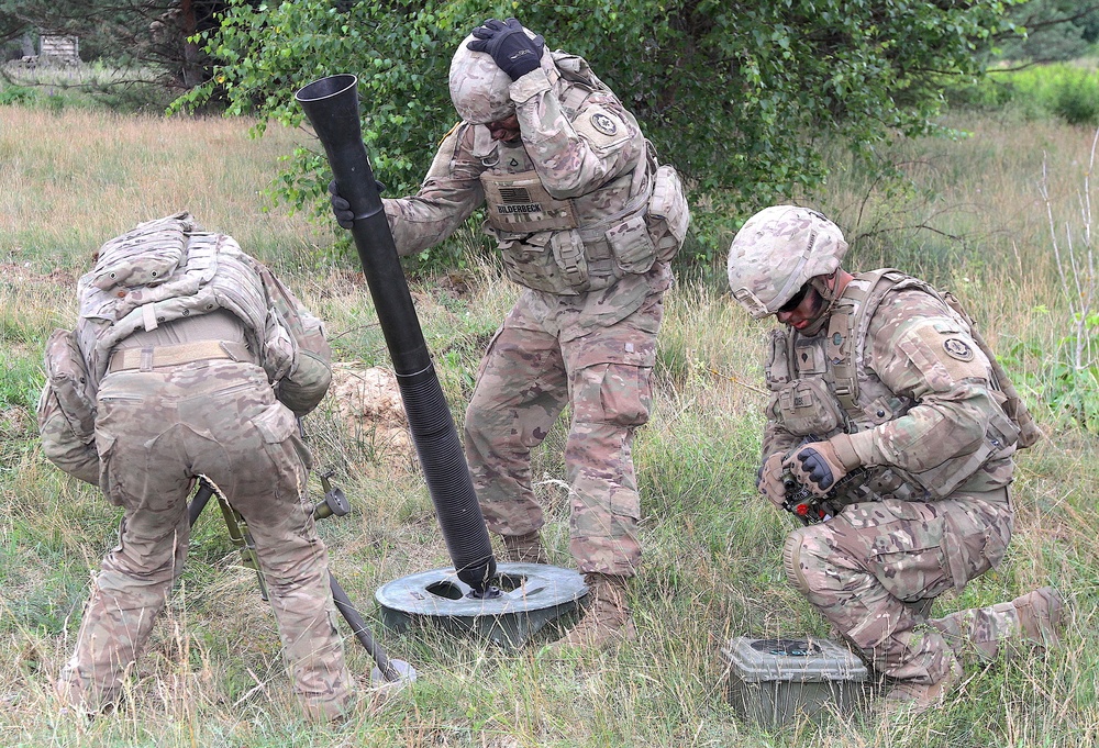 U.S. Army soldiers assemble M252 81 mm mortar system during Saber Strike 18