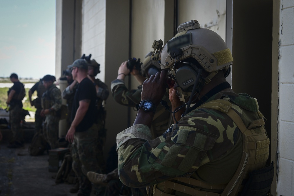 Marine Raiders integrate with AFSOC