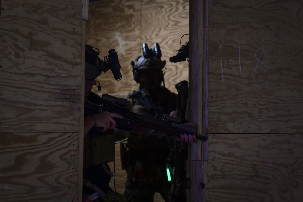 Marine Raiders integrate with AFSOC