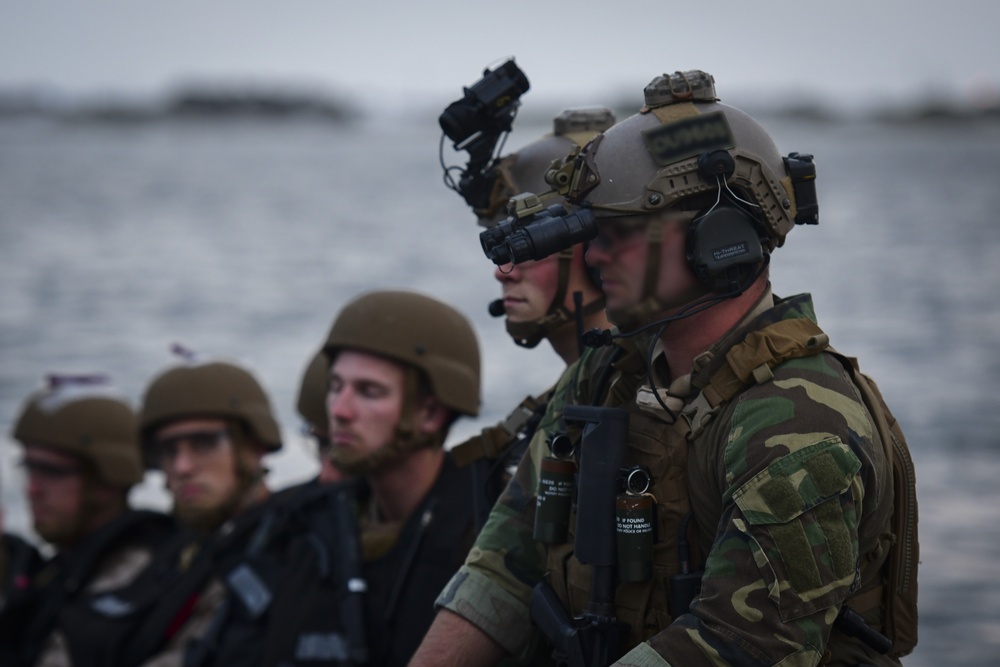 Marine Raiders integrate with AFSOC