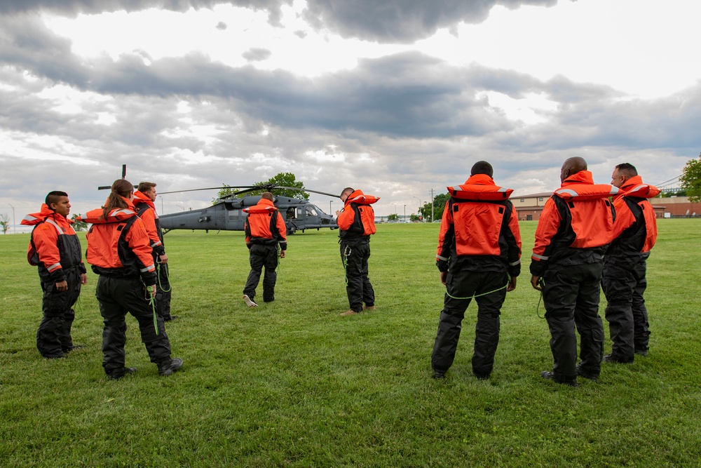 24th CST conducts water entry training