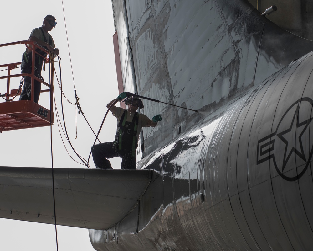 121st ARW crew chiefs wash KC-135