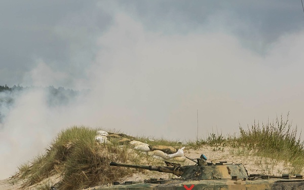 26th MEU Tank platoon, Polish BMP unit go head-to-head in mechanized assault exercise during BALTOPS