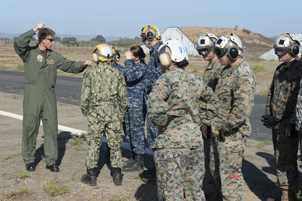 USS Bonhomme Richard (LHD 6) VERTREP Training