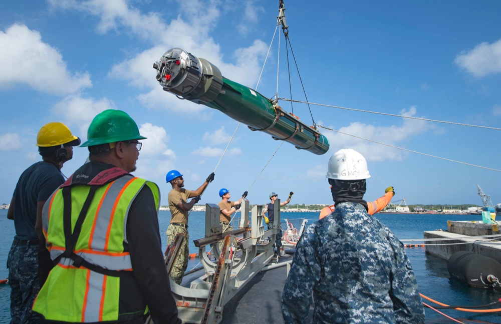 Frank Cable Assists with Torpedo On-Load