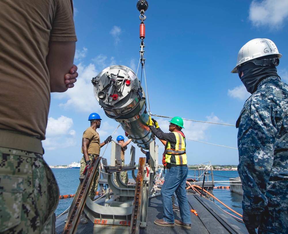 Frank Cable Assists with Torpedo On-Load