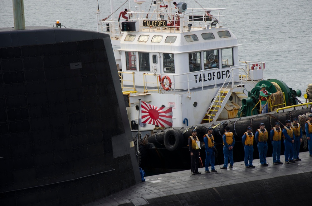 Japanese Sub Conducts Exercise with USS Frank Cable