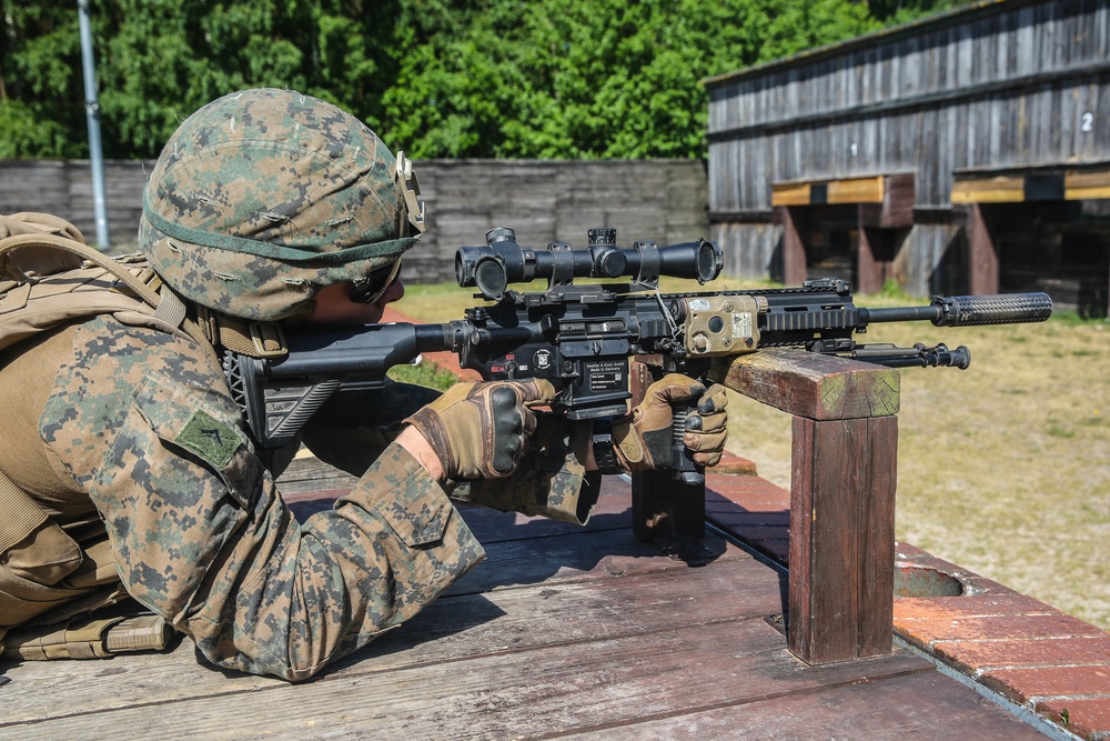 26th MEU Marines and Polish Soldiers participate in shooting competition