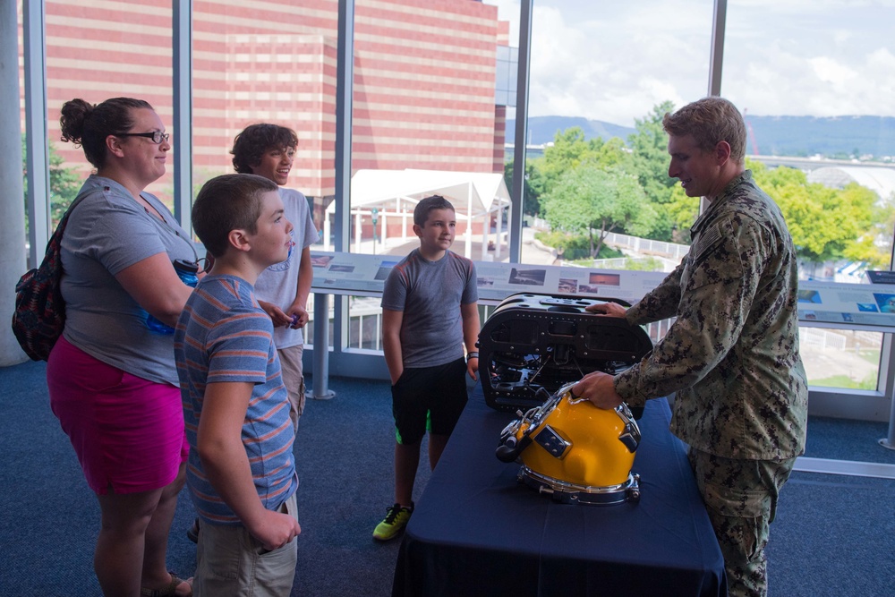 Navy Divers Demonstrate Gear at Chattanooga Aquarium During Navy Week