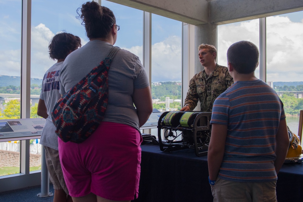 Navy Divers Demonstrate Gear at Chattanooga Aquarium During Navy Week