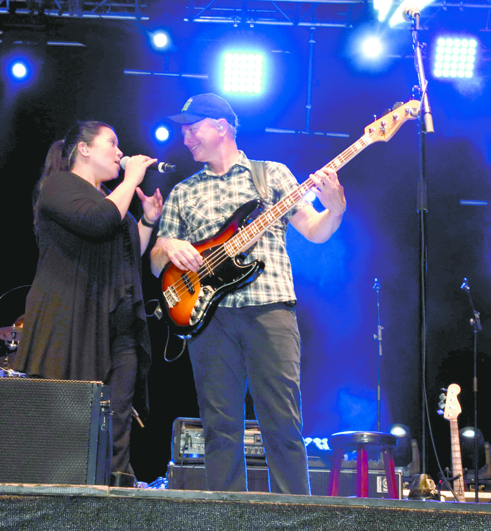 Sinese delights, entertains Fort Polk Soldiers, Families