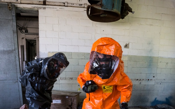 21st WMD-CST investigates simulated crime scene