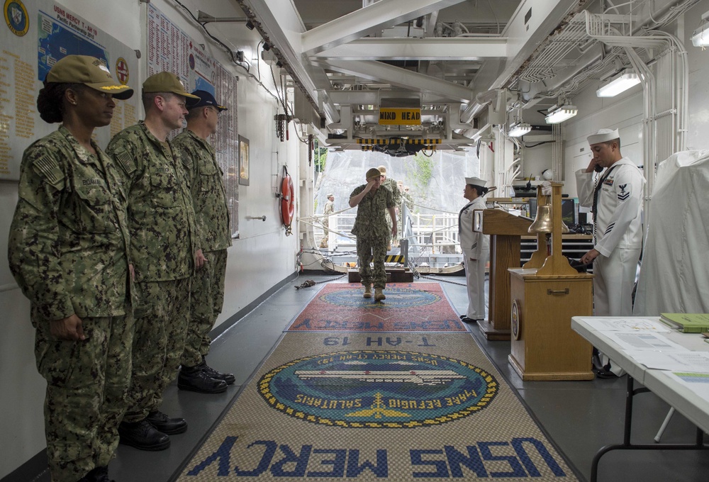 Commander, U.S. 7th Fleet visits USNS Mercy in Yokosuka