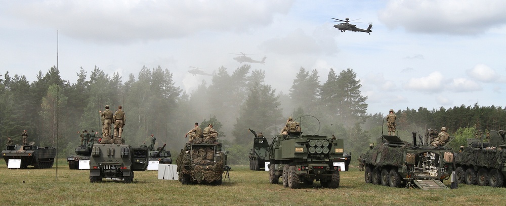 Soldiers watch final event of Saber Strike 18