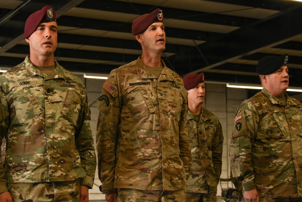1-143IR Battalion Commander Lt. Col. Gorby Dons the Maroon Airborne Beret