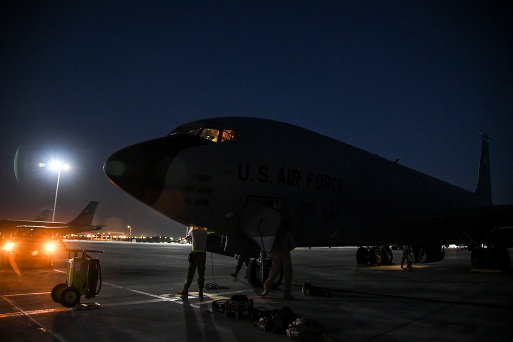 KC-135 refuels F-18s over Iraq