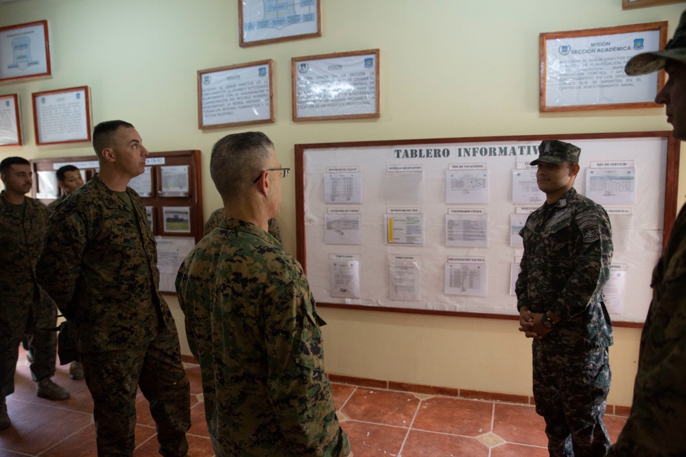 SPMAGTF-SC leaders visit Marines in Puerto Castilla