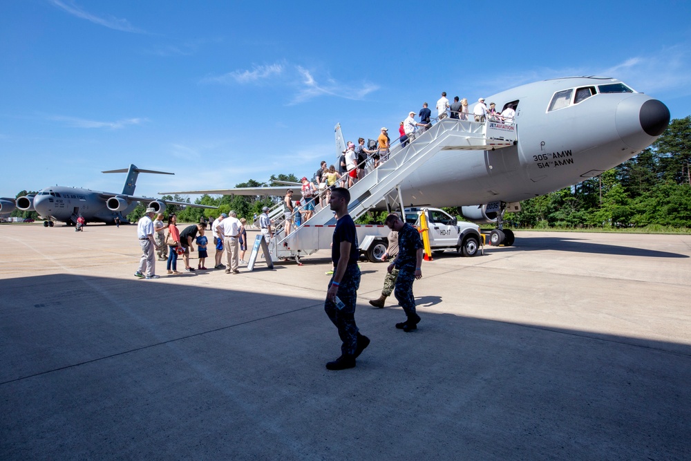 514th AMW participates in Smithsonian display