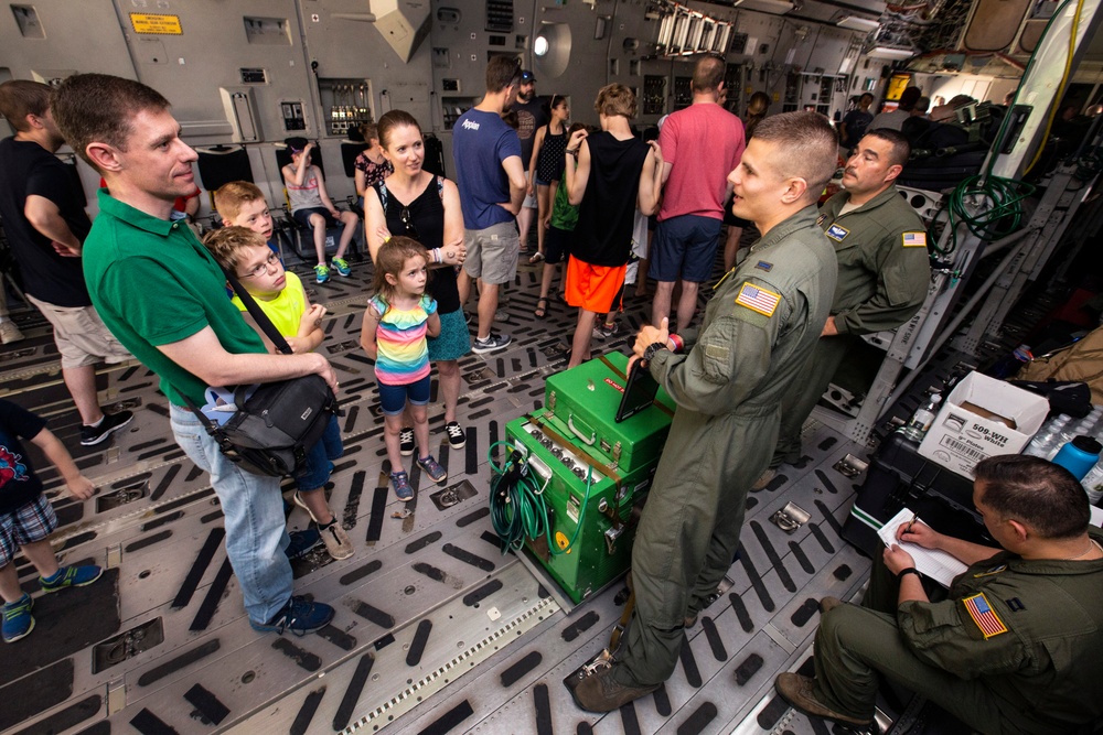 514th AMW participates in Smithsonian display