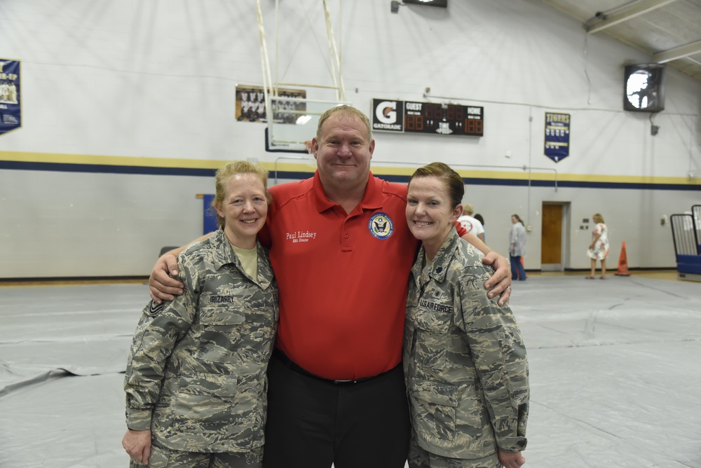 Service members pose for photo with Paul Lindsey