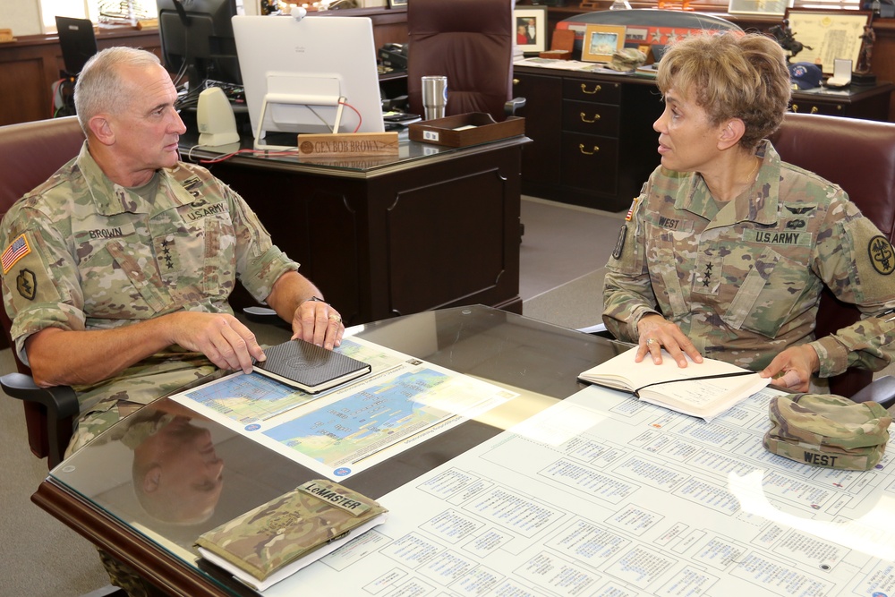 Army Surgeon General visits USARPAC Commanding General