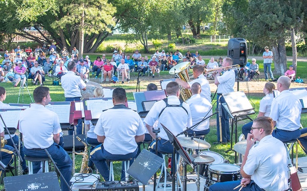 101st Army Band plays Buena Vista