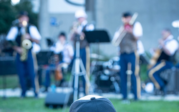 Veteran watches 101st Army Band play