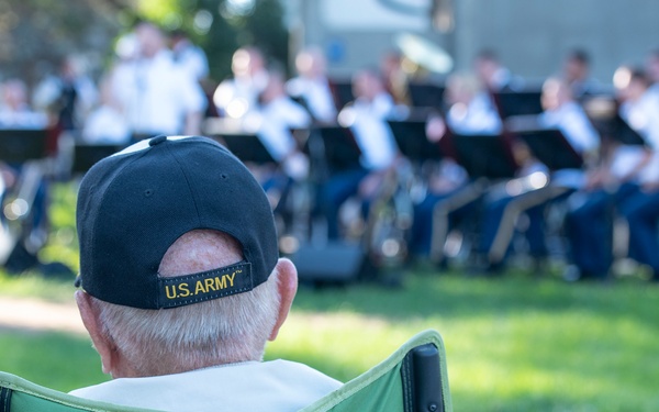 Veteran watches 101st Army Band play