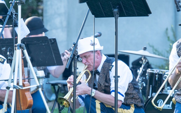 Army Dixieland Band doin their thang